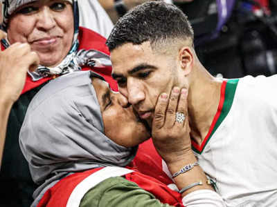 Achraf Hakimi Morocco : লোকের বাড়ি কাজ করে ফুটবল শিখিয়েছিলেন ছেলেকে, বিশ্বকাপে দল জিততেই মাকে চুমু মরক্কোর ডিফেন্ডারের!