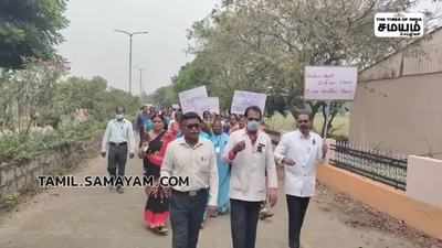 அரசு மருத்துவக் கல்லூரி பேராசிரியர்கள்  கருப்பு பேட்ச் அணிந்து  ஊர்வலமாக சென்று துணைவேந்தரை சந்தித்தனர்