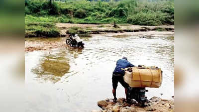 ರಾಮನಗರ: ತಾತ್ಕಾಲಿಕ ಸಂಪರ್ಕ ಸೇತುವೆ ಭರವಸೆಗೆ ಸೀಮಿತ; ಬದಲಿ ವ್ಯವಸ್ಥೆಗೆ ಮುಂದಾದ ಗ್ರಾಮಸ್ಥರು