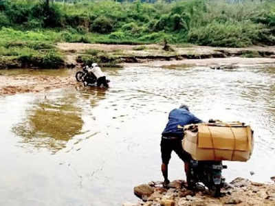 ರಾಮನಗರ: ತಾತ್ಕಾಲಿಕ ಸಂಪರ್ಕ ಸೇತುವೆ ಭರವಸೆಗೆ ಸೀಮಿತ; ಬದಲಿ ವ್ಯವಸ್ಥೆಗೆ ಮುಂದಾದ ಗ್ರಾಮಸ್ಥರು