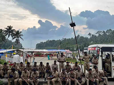 Kerala Protests పోలీస్ స్టేషన్‌పై వేలాది మంది మూకుమ్మడి దాడి.. 80 మందికి గాయాలు