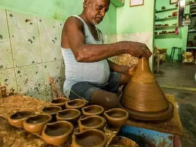 அகல் விளக்கு உற்பத்தி தீவிரம்.. மும்முரமாக உழைக்கும் தொழிலாளர்கள்!