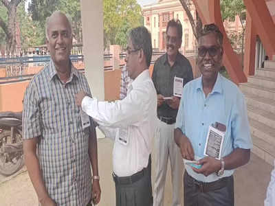 கோரிக்கை அட்டை அணிந்து பணிக்கு சென்ற அண்ணாமலை பல்கலைக்கழக பேராசிரியர்கள்; சிதம்பரத்தில் பரபரப்பு!