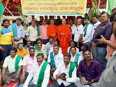 Adichunchanagiri Swamiji-ಕಬ್ಬಿಗೆ ಬೆಂಬಲ ಬೆಲೆ ಆಗ್ರಹಿಸಿ ರೈತರ ಹೋರಾಟಕ್ಕೆ ಚುಂಚಶ್ರೀ ಬೆಂಬಲ: ಪ್ರತಿಭಟನಾಸ್ಥಳಕ್ಕೆ ಭೇಟಿ