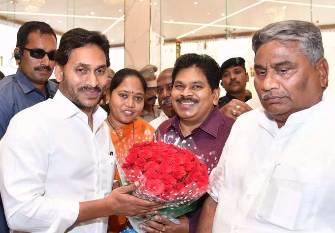 అలీ కుమార్తె పెళ్లి రిసెప్షన్‌‌లో వైఎస్ జగన్.. నూతన దంపతులకు సీఎం ఆశీర్వాదం