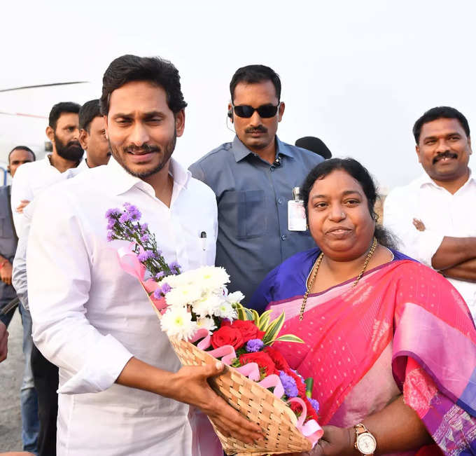 అలీ కుమార్తె పెళ్లి రిసెప్షన్‌‌లో వైఎస్ జగన్.. నూతన దంపతులకు సీఎం ఆశీర్వాదం