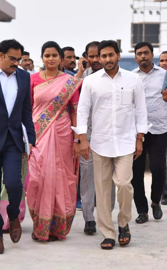 అలీ కుమార్తె పెళ్లి రిసెప్షన్‌‌లో వైఎస్ జగన్.. నూతన దంపతులకు సీఎం ఆశీర్వాదం