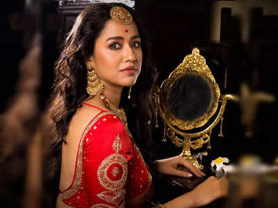 Sohini Sarkar: আলতা রাঙানো পা, পিঠে এলানো খোলা চুল! ব্যাকলেস ব্লাউজ ও বেনারসিতে সোহিনী সরকারকে দেখে ঘুম ছুটল ফ্যানদের