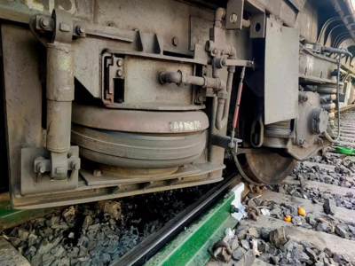 थम गई यात्रियों की सांसें..जब ट्रेन के बगल टकराकर चलने लगी दूसरी ट्रेन, सियालदह में टला बड़ा हादसा
