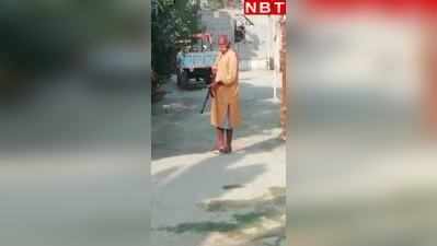 Sitamarhi News: सीतामढ़ी में जमीनी विवाद में अधेड़ ने निकाली राइफल, वीडियो हुआ वायरल