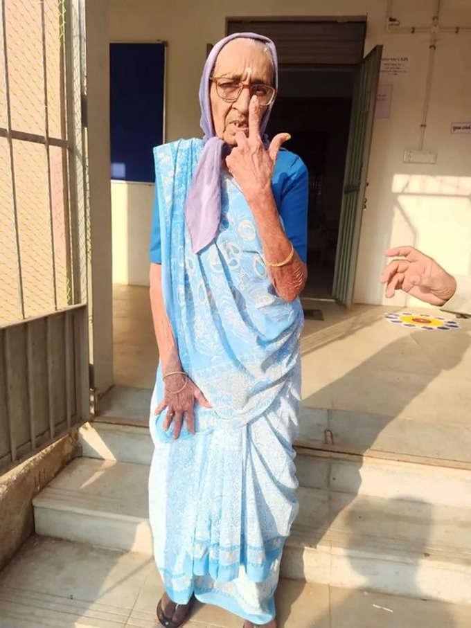 गुजरात के उमरगाम में वोटिंग का जोश। 100  साल की कमूबेन लालाभाई पटेल वोट डालने पहुंचीं। गुजरात में पहले फेज की 89 सीटों पर आज वोटिंग है।
