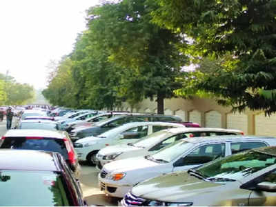 Noida Free Parking: नोएडा के 58 पार्किंग एरिया हुए फ्री, स्पेस और व्हीकल सुरक्षा को लेकर लोगों में असमंजस