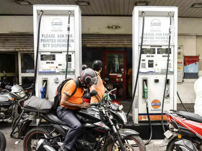 Petrol Diesel Price: শীঘ্রই 14 টাকা কমতে পারে পেট্রলের দাম, কলকাতায় জ্বালানি কত?