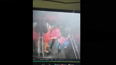 Ghaziabad News: 25 मिनट तक लिफ्ट में फंसी रहीं तीन बच्चियां, सोसायटी में मचा हड़कंप, मामला दर्ज