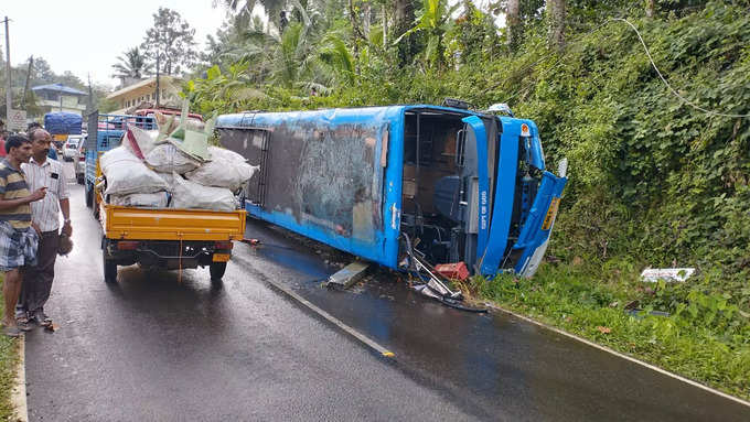 കൂട്ടിക്കലിൽ മറിഞ്ഞ ബസ്