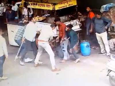 आधी वडापाव विक्रेत्यावर हल्ला; नंतर त्याच जागेवर पोलिसांनी हल्लेखोरांना धू-धू धुतलं; Video व्हायरल