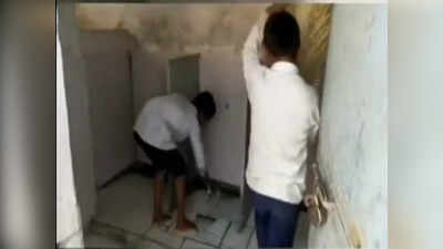 Ratlam Viral Video: सरकारी स्कूल में टॉयलेट साफ कर रहे बच्चे, वीडियो सामने आने के बाद मचा बवाल