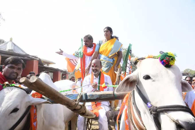 పిల్లల్లో పిల్లాడిగా బండి సంజయ్.. బుడ్డ దోస్తులతో సెల్ఫీలు