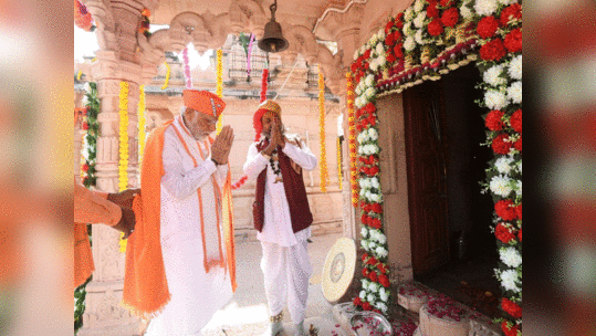 Modi in Temple: भगवान शिव का लिया आशीर्वाद, फिर बनासकांठा की रैली में पहुंचे पीएम मोदी, देखें तस्वीरें 