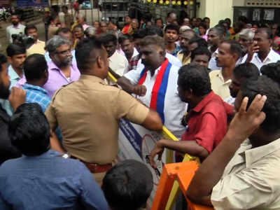 கலெக்டர் அலுவலகம் முன்பு போராட்டம்: இறந்தவர் உடலை புதைத்ததில் தகராறு!