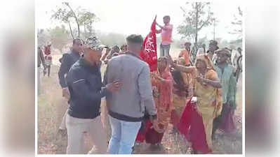 Burhanpur: वन विभाग की जमीन पर तार फेंसिंग तोड़कर अतिक्रमण की कोशिश, हटाने गई टीम के साथ महिलाओं ने की झूमाझटकी
