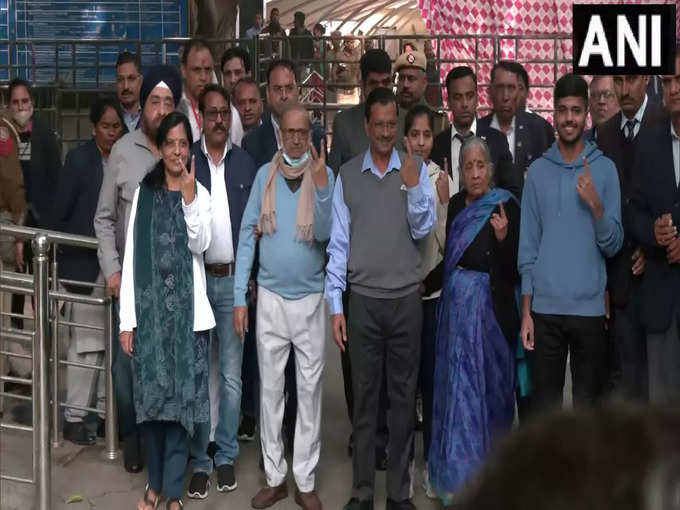 दिल्ली के सीएम ने परिवार के साथ डाला वोट