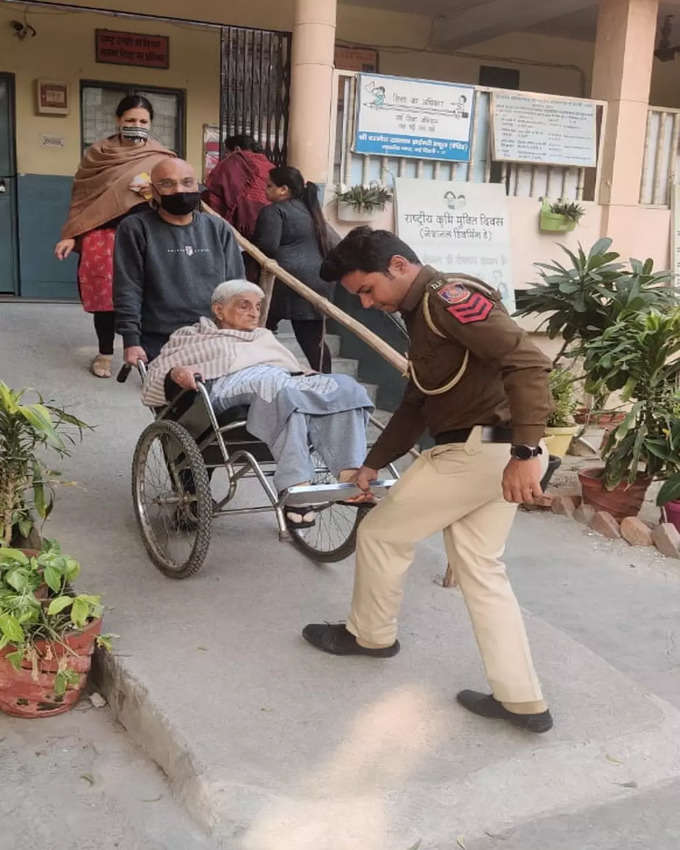 मतदाताओं की मदद करते दिखे सुरक्षाकर्मी