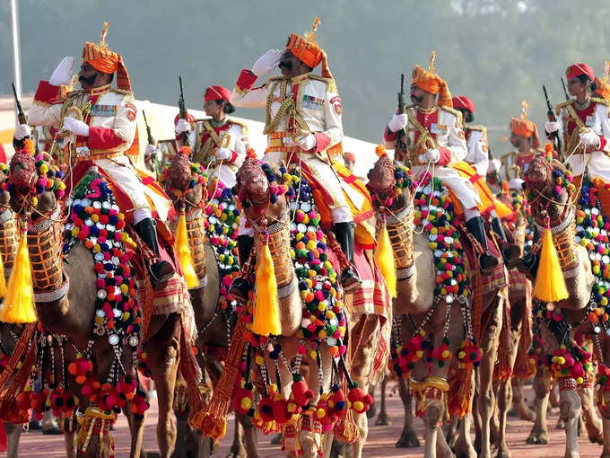 ऊंट सवार दल ने किया परफॉर्म