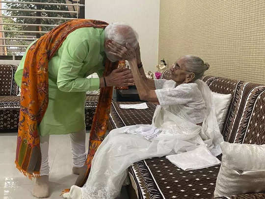 PM Modi with Hiraba: मतदान से पहले मां के पास पहुंचे मोदी... मां से मिले.... चाय पी और फिर लिया आशीर्वाद, देखें तस्वीरें 