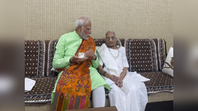 PM Modi Meets Hiraba :ગાંધીનગર પહોંચ્યા વડાપ્રધાન નરેન્દ્ર મોદી, મતદાન પહેલા માતા હીરાબાના લીધાં આશીર્વાદ