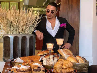 Salt Bae :  মাংস বন্ধের দাবি তুলে বিক্ষোভ, লন্ডনে সেলিব্রিটি শেফ সল্ট বের রেস্তরাঁয় তুলকালাম