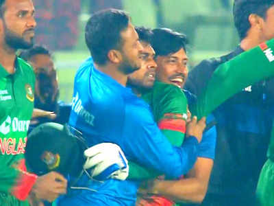 Bangladesh National Cricket Team : ভারত হারতেই মিরাজের কোলে উঠে পড়লেন সাকিব! আপনি দেখেছেন সেই ভিডিয়ো?