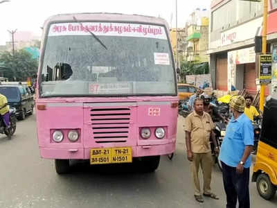 பேருந்து கண்ணாடியை பட்டா கத்தியால் உடைத்த மர்ம நபர்கள் - அலறிக் கொண்டு ஓட்டம் பிடித்த பயணிகள்