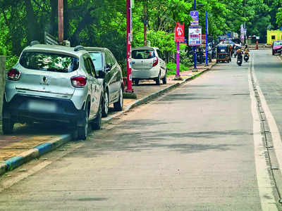 Bengaluru Footpath Parking : ಫುಟ್‌ಪಾತ್‌ ಪಾರ್ಕಿಂಗ್‌ ತಡೆಗೆ ದಂಡಾಸ್ತ್ರ: 300 ಪ್ರಕರಣ ದಾಖಲು