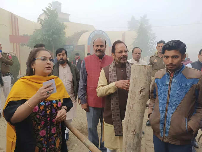 रामपुर में पत्‍नी सीमा के साथ वोट देने पहुंचे पूर्व मंत्री मुख्‍तार अब्‍बास नकवी
