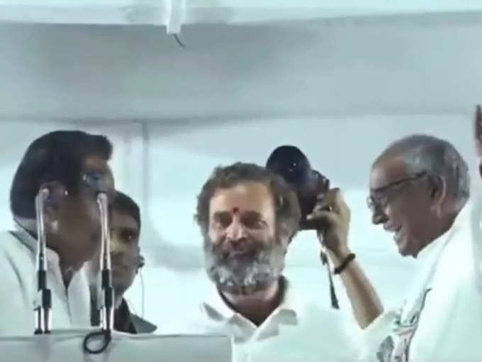 मुस्कुराते रहे राहुल गांधी