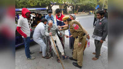 वोटिंग बूथ पर वोटरों को नहीं मिल पाईं सुविधाएँ, वीलचेयर तो नजर आईं पर उन्हें चलाने के लिए वॉलंटियर नहीं थे