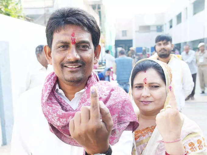 अल्पेश ठाकोर ने पत्नी के साथ डाला वोट