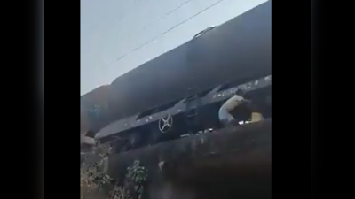 चालत्या ट्रेनमधून तेल चोरीचा VIDEO समोर, मृत्यूच्याजवळ जाऊन चोरट्यांनी काय केलं पाहा...