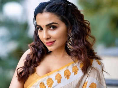 Parvati Nair: பிரைவேட் போட்டோக்களை காட்டி மிரட்டுகிறார்... வேலைக்காரர் மீது பார்வதி நாயர் பகீர் புகார்!