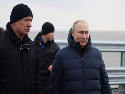 Vladimir Putin : ক্যানসার জল্পনার মাঝে প্রকাশ্যে রুশ প্রেসিডেন্ট, ক্রিমিয়া ব্রিজে গাড়ি চালালেন পুতিন