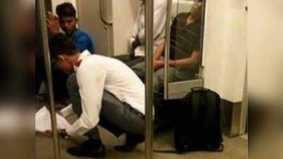 टिफिन गिरने से गंदा हो गया मेट्रो ट्रेन का फर्श, लड़के ने रुमाल से की सफाई... इंटरनेट पर हो रही वाहवाही