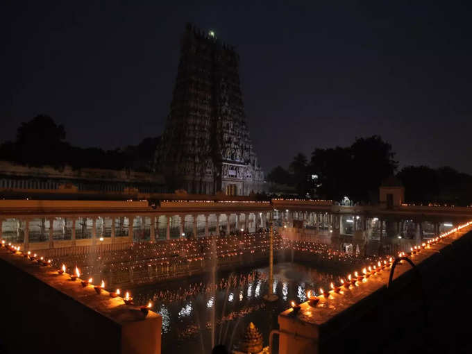 திருக்கார்த்திகையை முன்னிட்டு கோவில் பொற்றாமரை குளம் முழுவதும் லட்சதீபம்