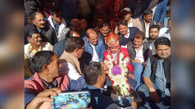 खराब सड़क देख रास्ते में ही धरने पर बैठ गया दूल्हा, देर तक चला मान-मनौव्वल, जैसे-तैसे रवाना हुई बारात