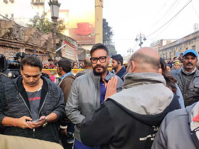 अजय देवगन फिल्‍म की शूटिंग के लिए पहुंचे काशी, उमड़ी भीड़