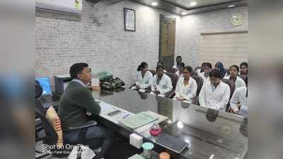 Ambedkar Nagar News : पढ़ाई छोड़ सड़क पर आए मेडिकल कॉलेज छात्र, लगाए गंभीर आरोप