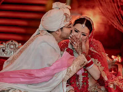 Hansika Motwani: முகம் முழுக்க வெட்கம்... கணவரின் கையை கோர்த்தப்படி மும்பை திரும்பிய ஹன்சிகா மோத்வானி!