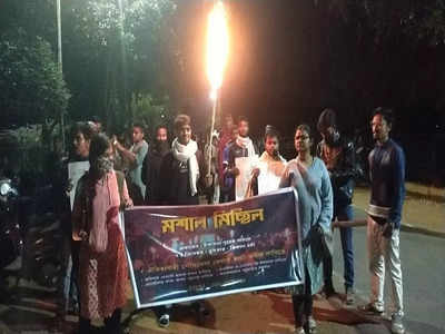 Visva Bharati University Protest: উপাচার্যের পদত্যাগের দাবিতে শান্তিনিকেতনে অভিনব প্রতিবাদ, মশাল নিয়ে সংগীত মিছিল পড়ুয়াদের