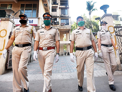 पोलिसांनी न्यायालयात वर्दीतच असावे; मुंबई उच्च न्यायालयाची विनावर्दीत येणाऱ्यांंना समज