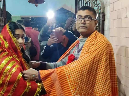 bihar unique love story, ये इश्क है जनाब! 42 का टीचर, 20 की स्टूडेंट...  आंखें मिली और फिर रचा ली शादी, देखिए वीडियो - 42 year old teacher love with  20 year